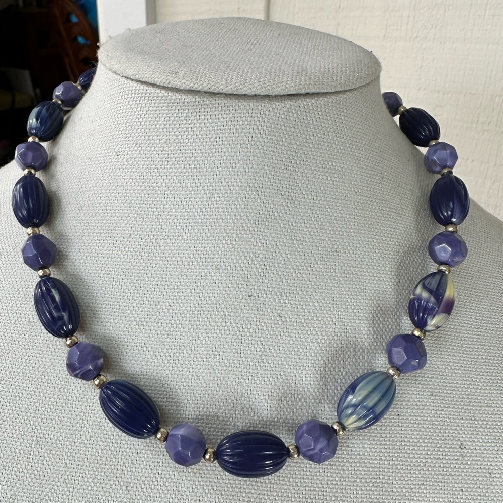 Vintage molded swirl purple bead necklace